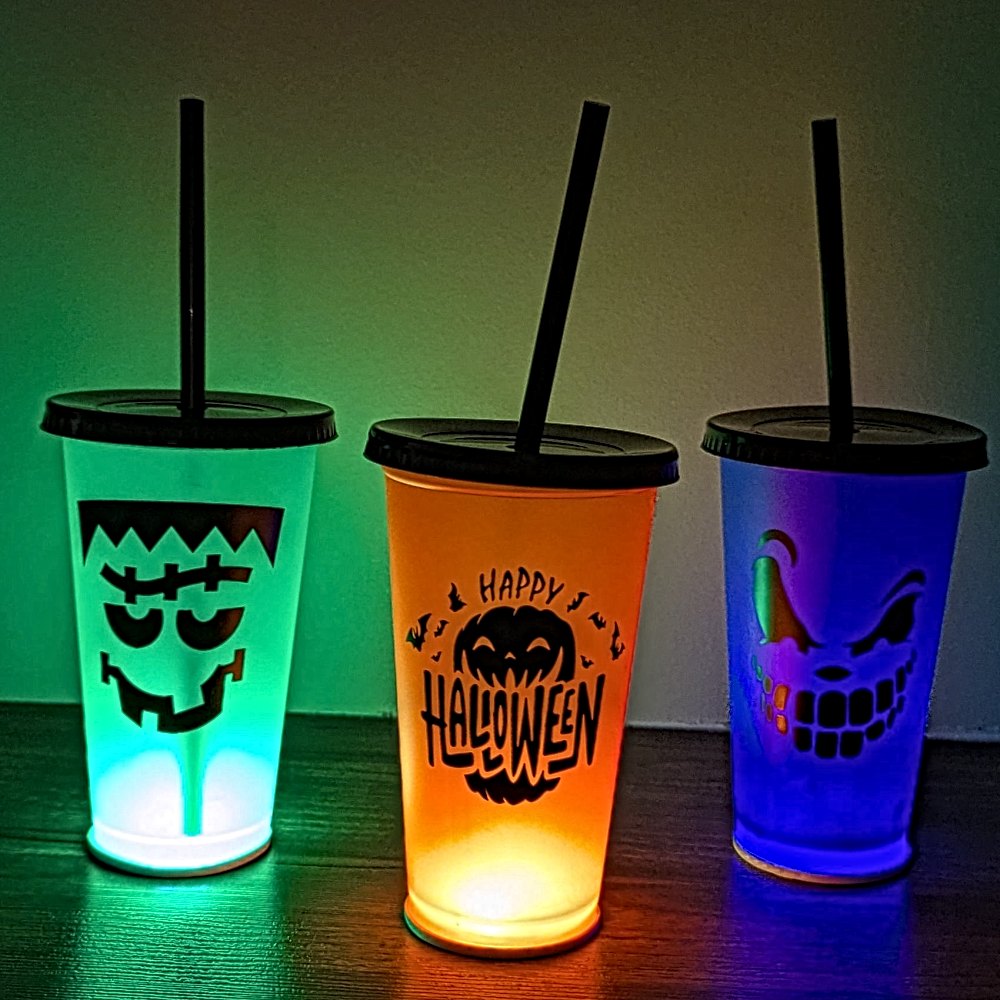 Vasos LED de Halloween encendidos en verde, naranja y morado